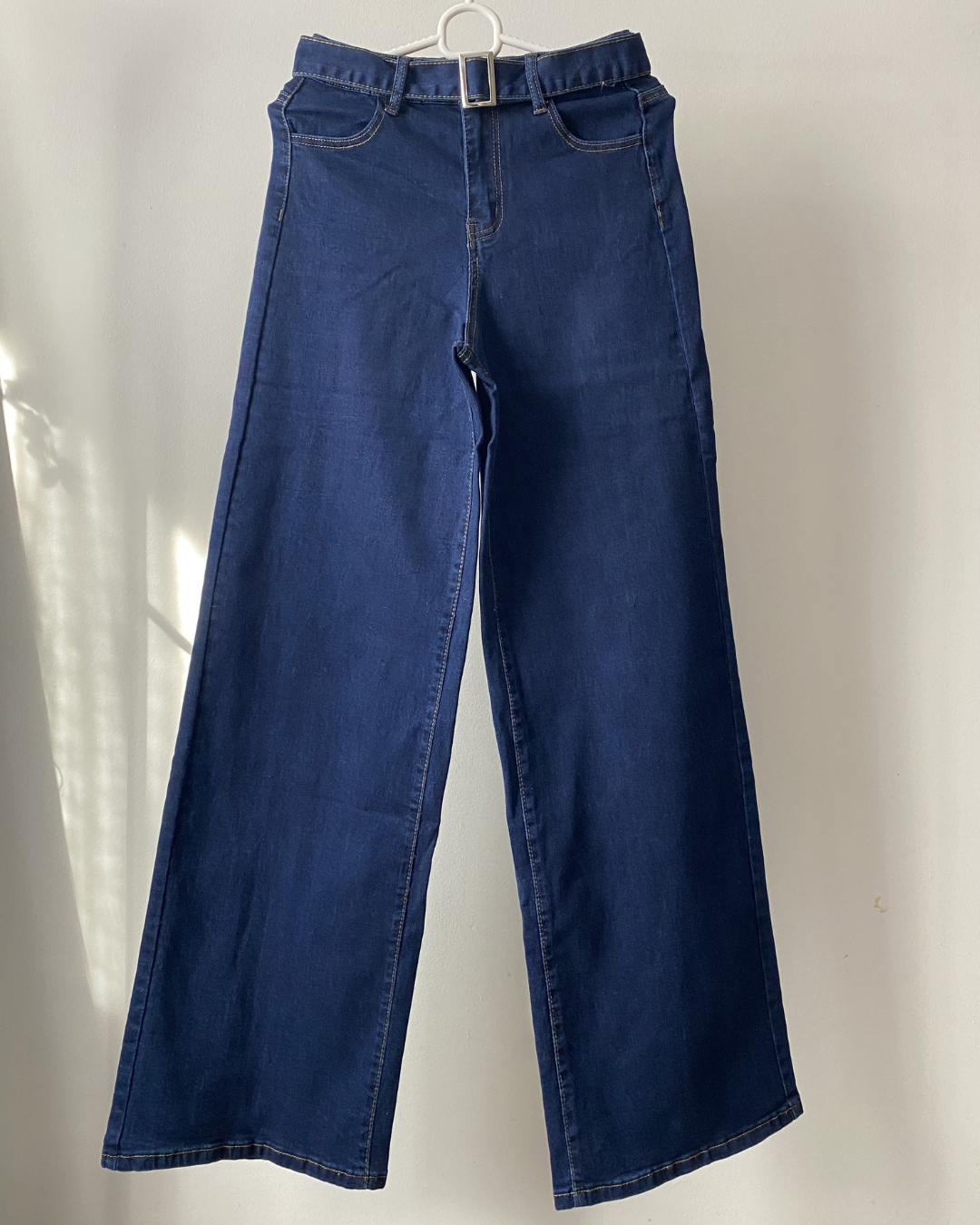 Jeans rectos con cinturón