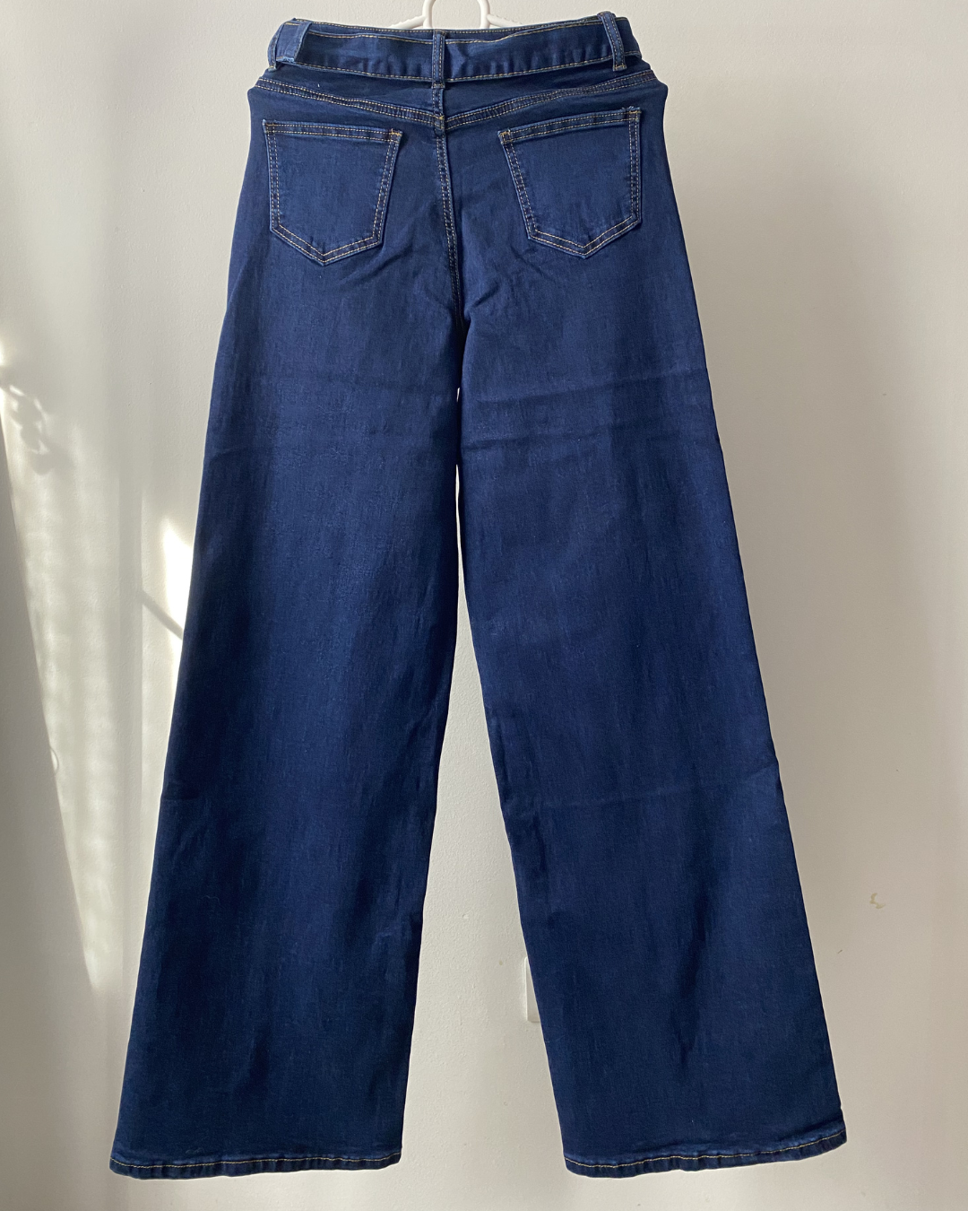 Jeans rectos con cinturón