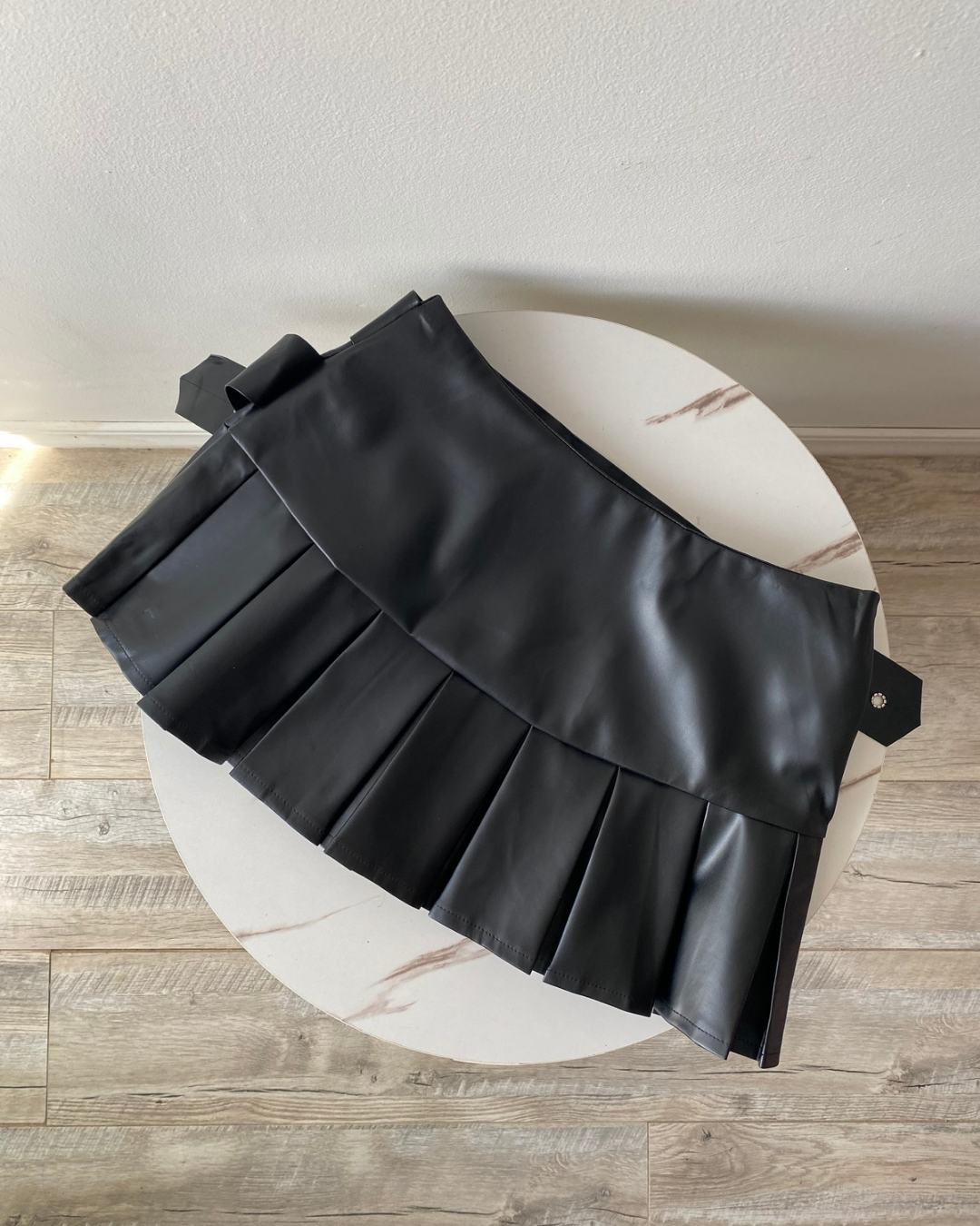 Mini falda tableada con cinturón
